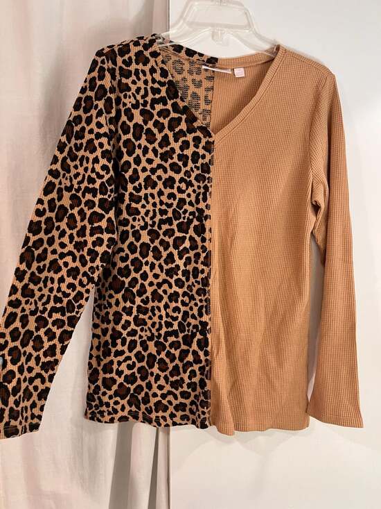 Belle by Kim Gravel Tops - Belle by Kim Gravel Baby Waffle Split Print V-Neck Top Camel Leopard Size M